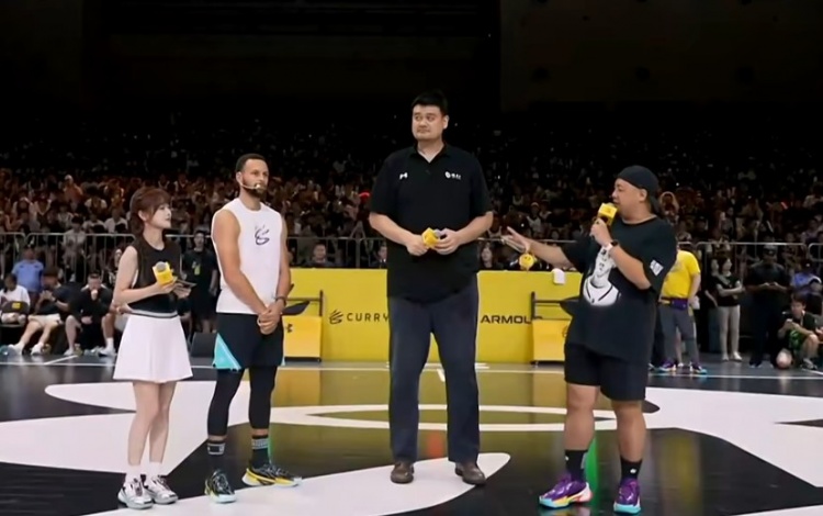 欧冠决赛投注-姚明库里公益同框 身高差萌翻网友